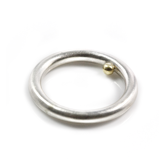 man’s silver ring